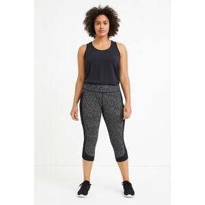 Excellent condition Lululemon Marble Black White Mesh Side Capri Leggings Size 4